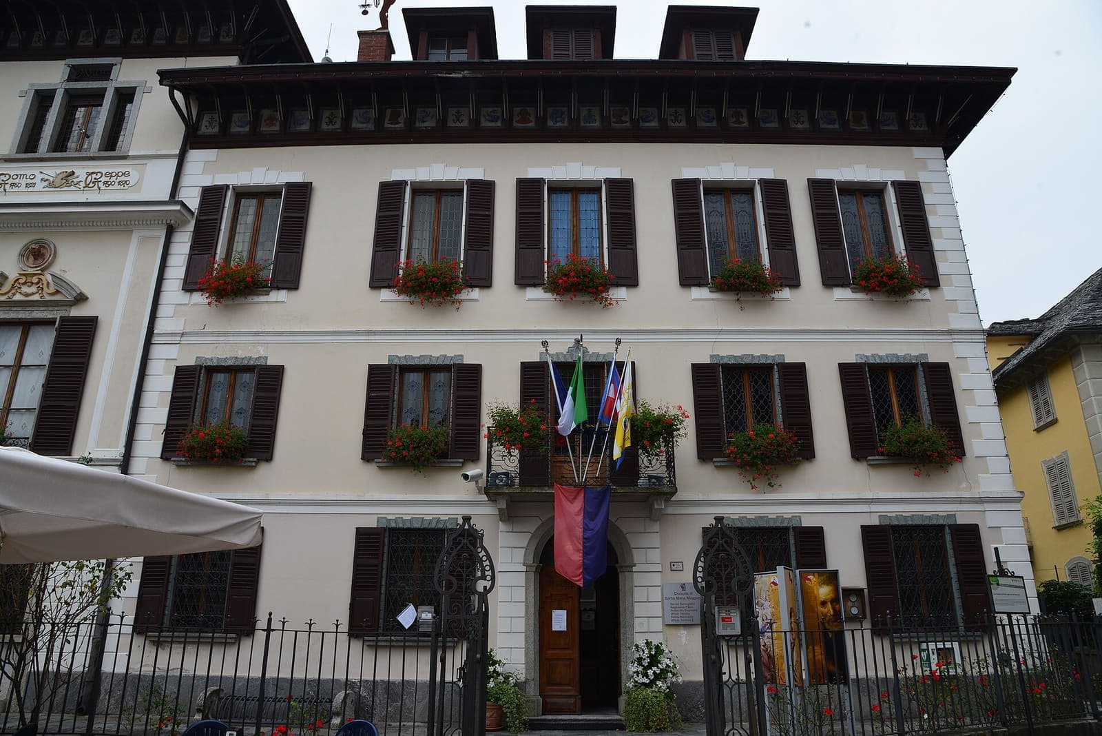 Il municipio di Santa Maria Maggiore, palazzo con i fiori alle finestre e le bandiere