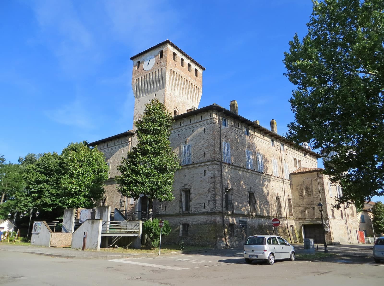 La rocca dei Terzi a Sissa con la torre dell'orologio