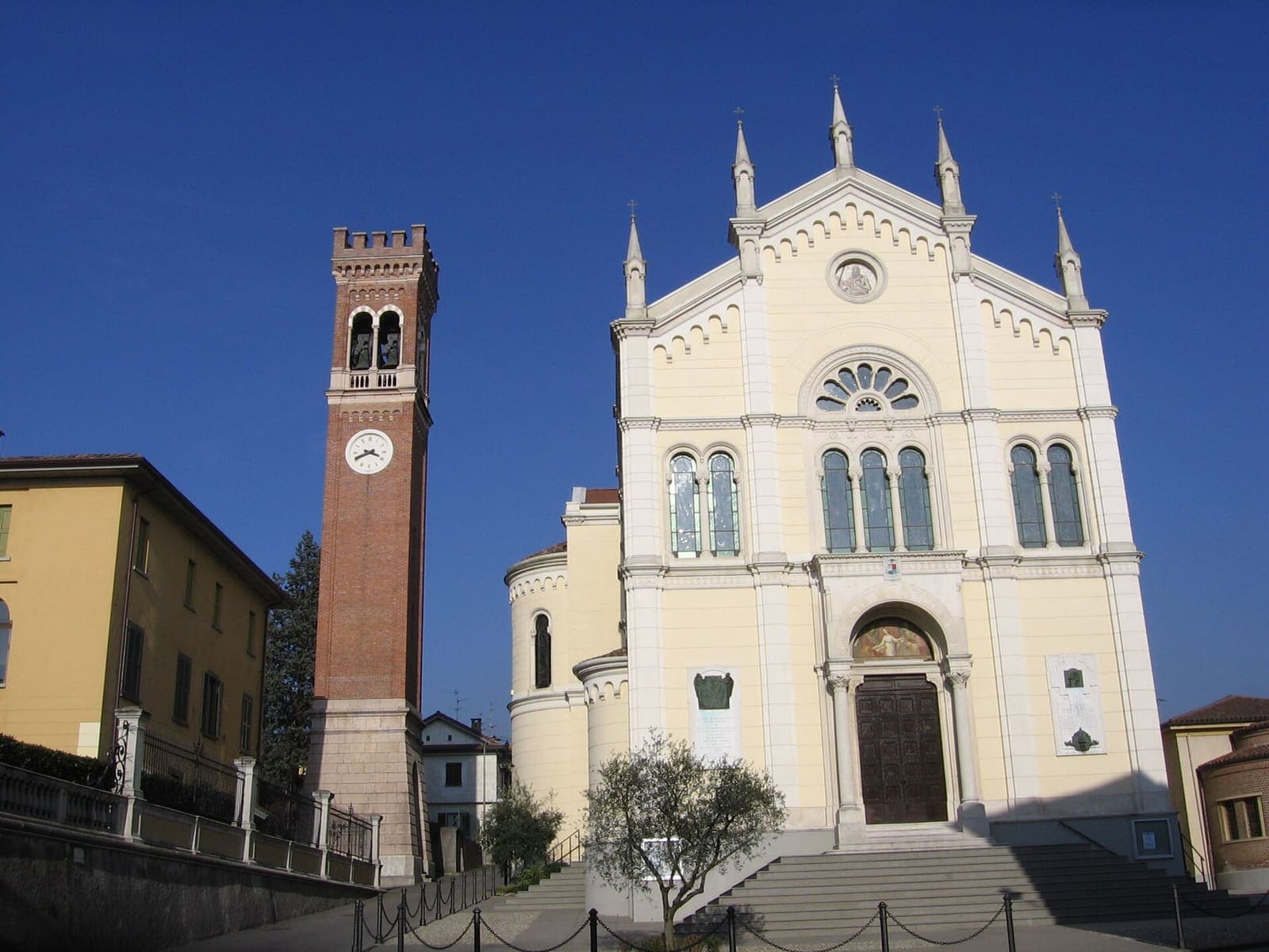 La chiesa di San Girolamo e della Natività di Maria a Torre de' Roveri con la torre campanaria