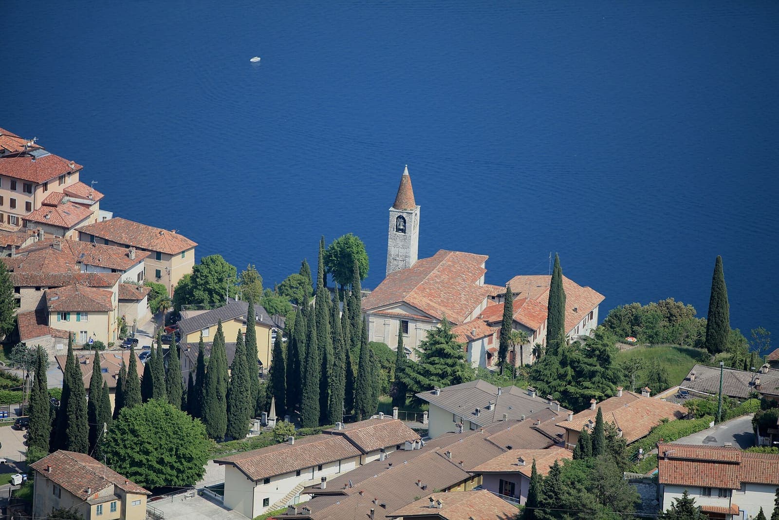Tremosine sul Garda, borgo affacciato sul lago con il campanile tra i cipressi