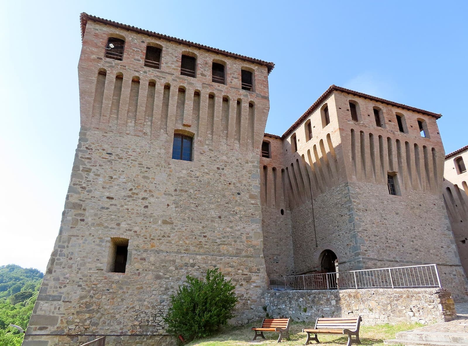 Il castello Pallavicino di Varano de' Melegari visto da est, con le torri merlate