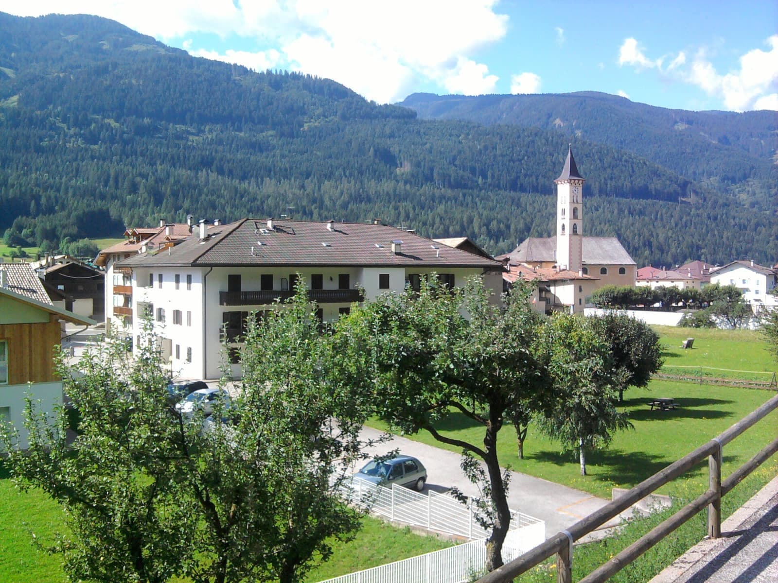 Ziano di Fiemme vista da Zanon, con la chiesa e le montagne