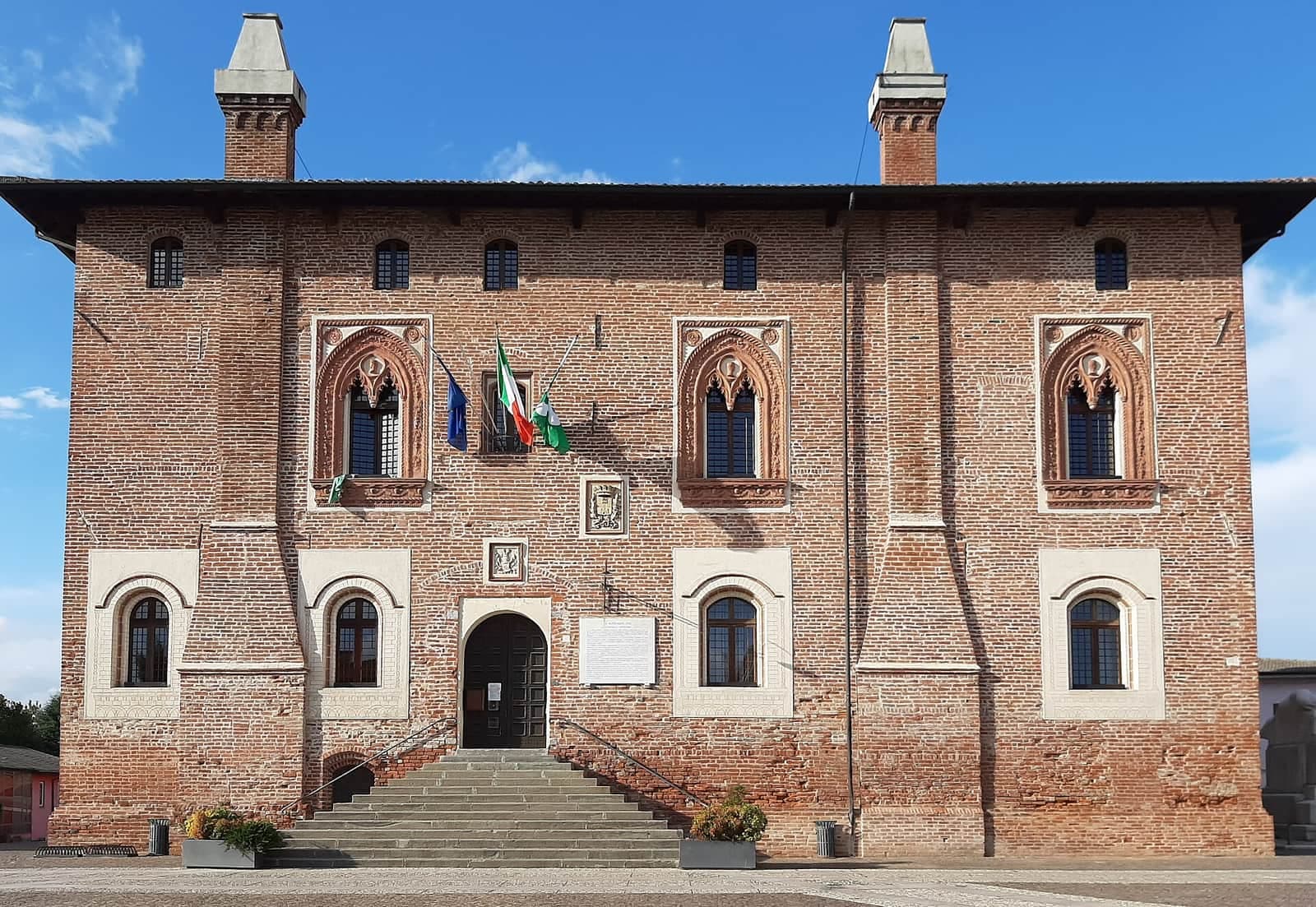 Il palazzo Rho, edificio in mattoni che domina il centro di Borghetto Lodigiano