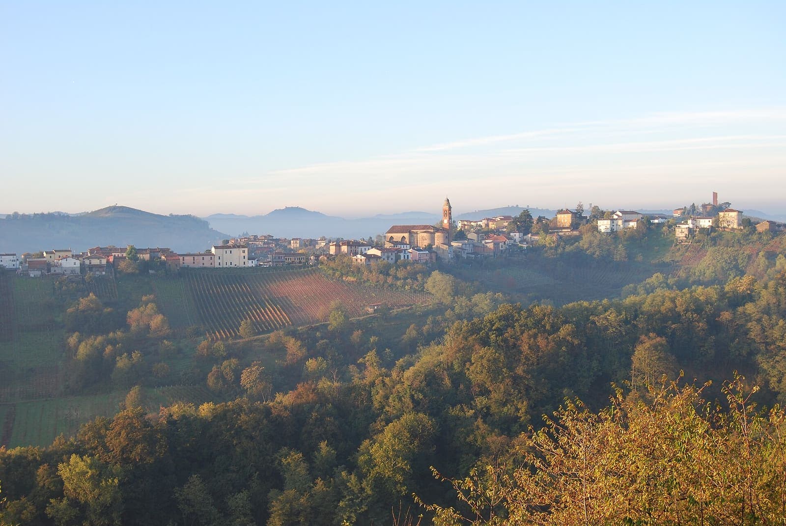Canneto Pavese sulle colline dell'Oltrepò, vista dalla Solinga tra i colori dell'autunno