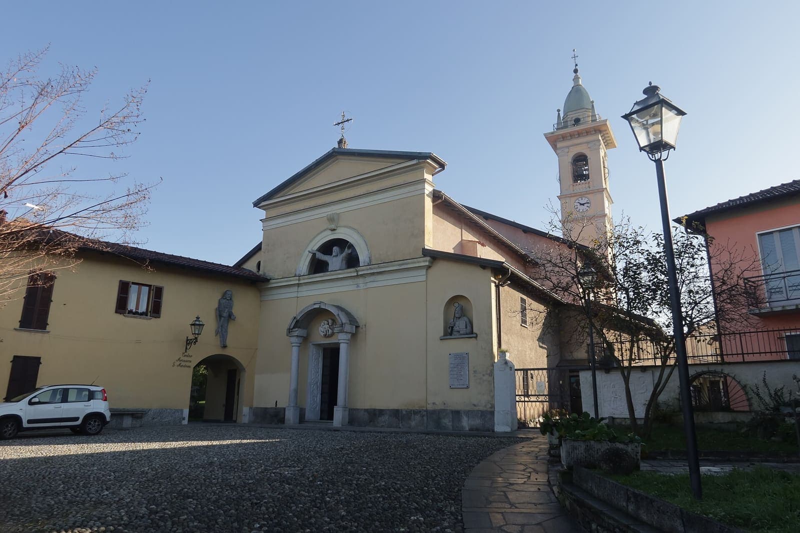 La chiesa di Sant'Andrea a Cocquio-Trevisago con il campanile