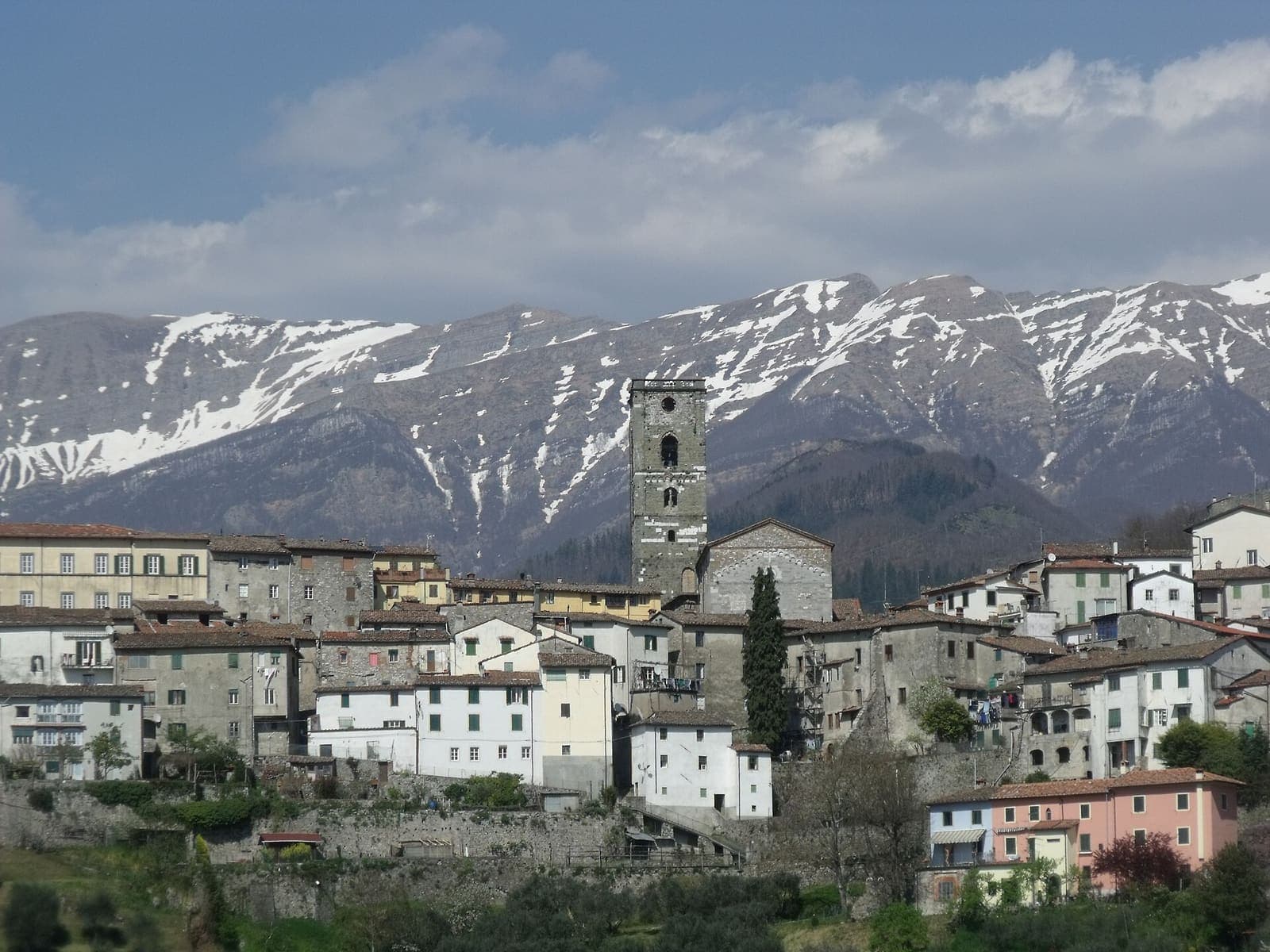Panorama di Coreglia Antelminelli con le case in pietra e i monti innevati sullo sfondo