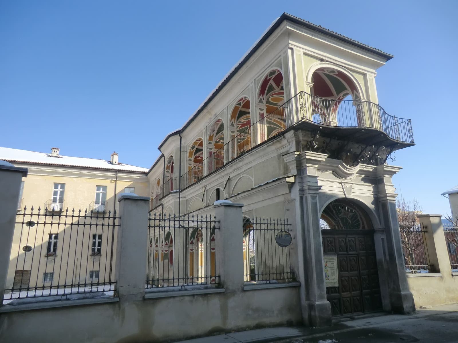 Il palazzo La Tour a Costigliole Saluzzo, con la loggia e la cancellata