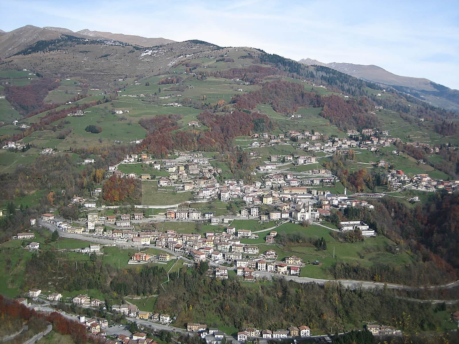 Il paese di Gorno visto dal monumento del Cristo Re, con le case sul versante