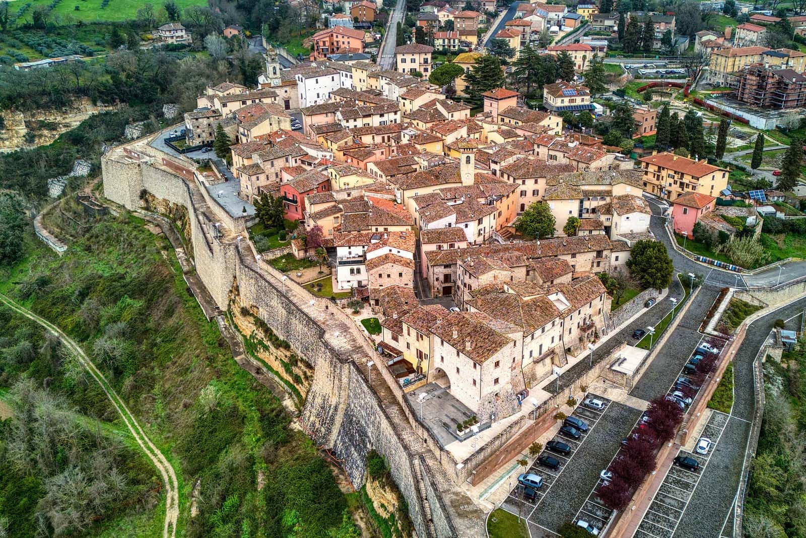 Massa Martana vista dall'alto, con le mura e le case del centro storico