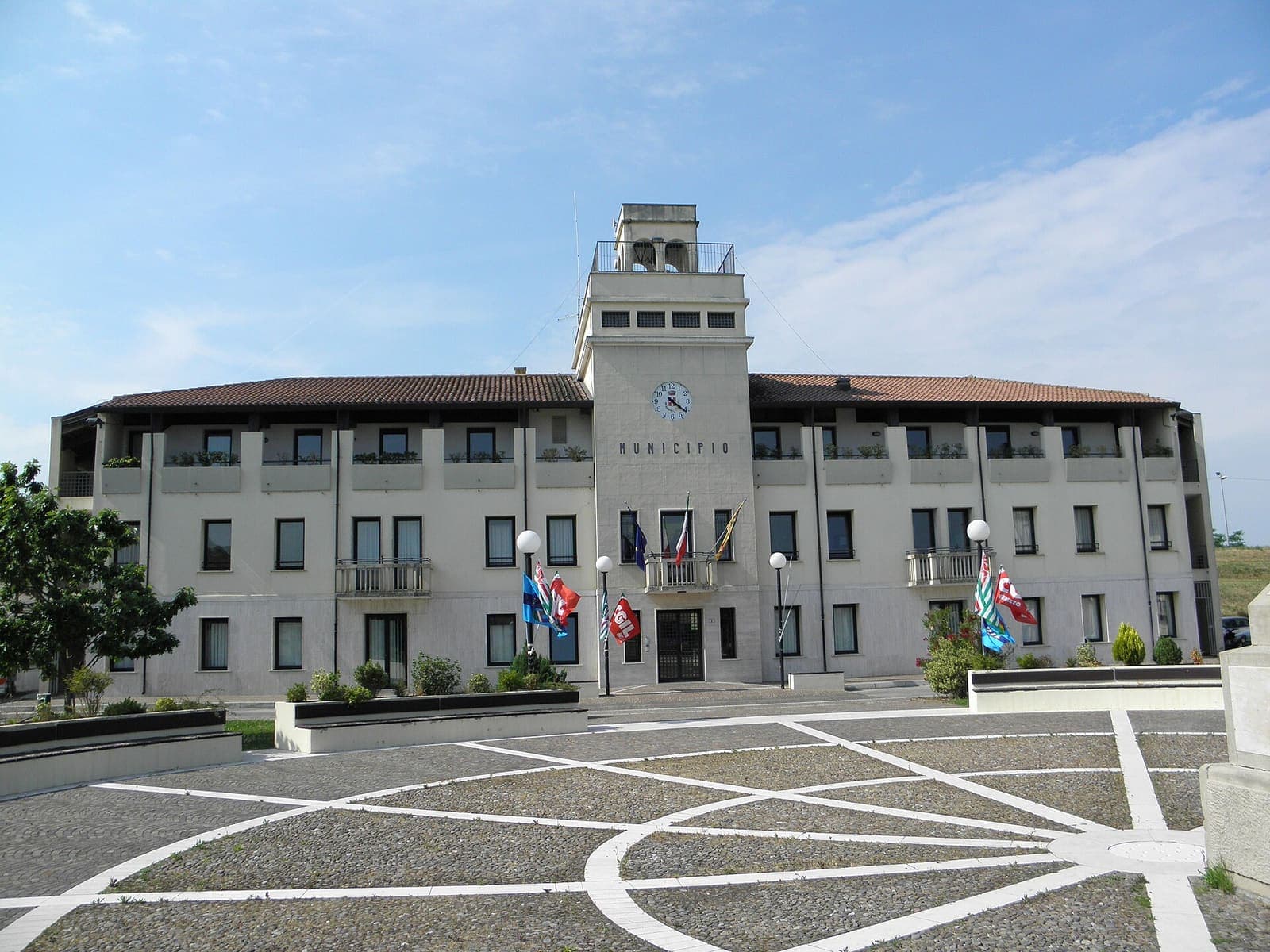 Il municipio di Porto Tolle a Ca' Tiepolo, nell'antica caserma austriaca, con la piazza davanti