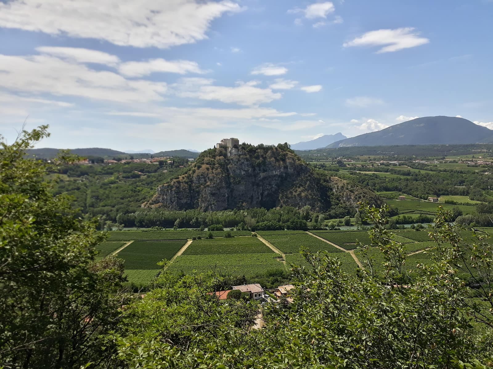 Il paesaggio intorno al forte di Rivoli Veronese, con la rocca e i campi nella valle