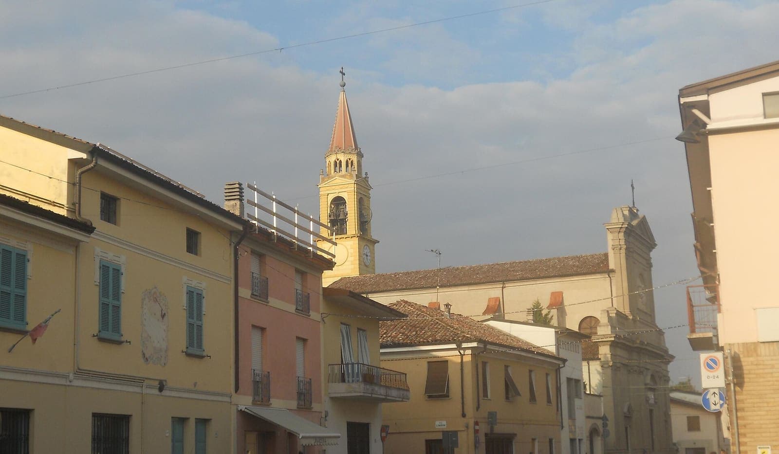 Il centro di San Bassano con le case e il campanile della chiesa