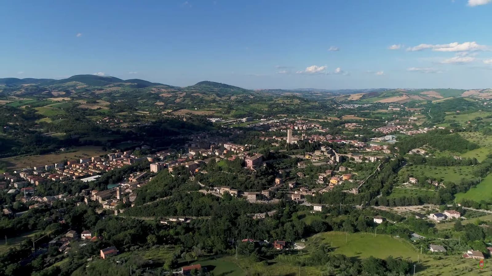 Panorama di San Severino Marche tra le colline in estate