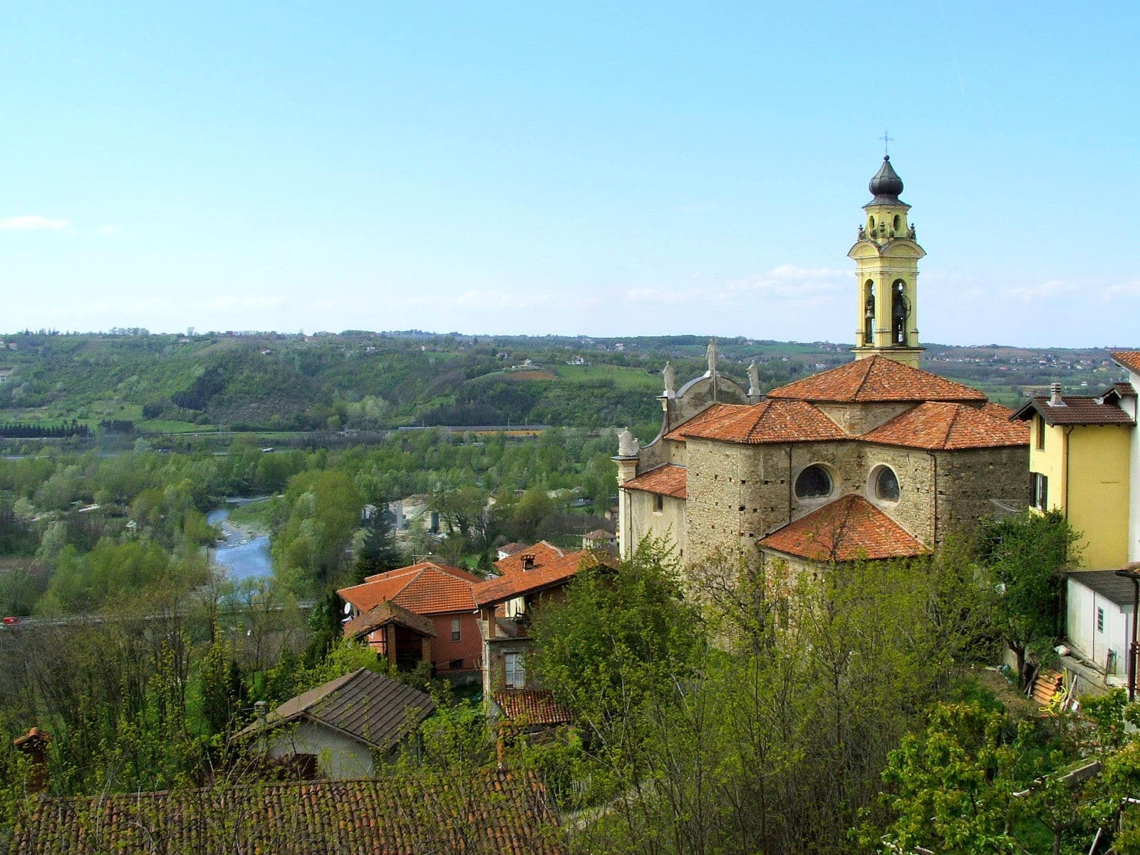 La chiesa parrocchiale di San Pietro a Silvano d'Orba con il campanile, tra le case