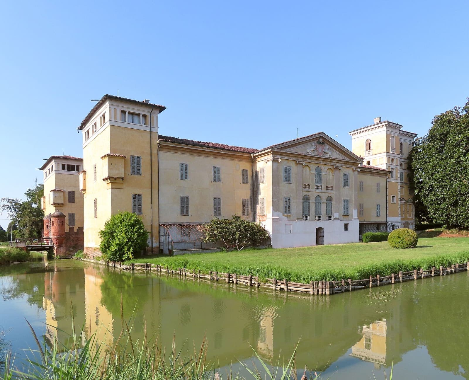 La villa Sommi Picenardi a Torre de' Picenardi con i torrioni riflessi nel fossato