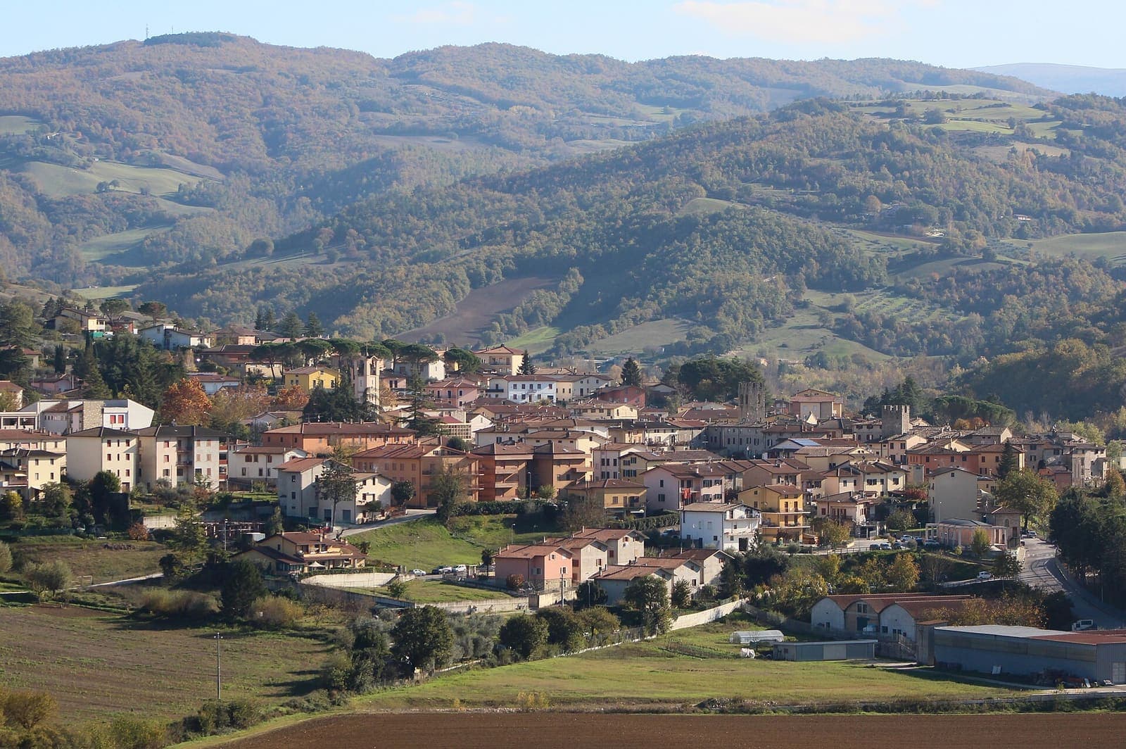 Veduta di Valfabbrica con le case nella valle tra le colline