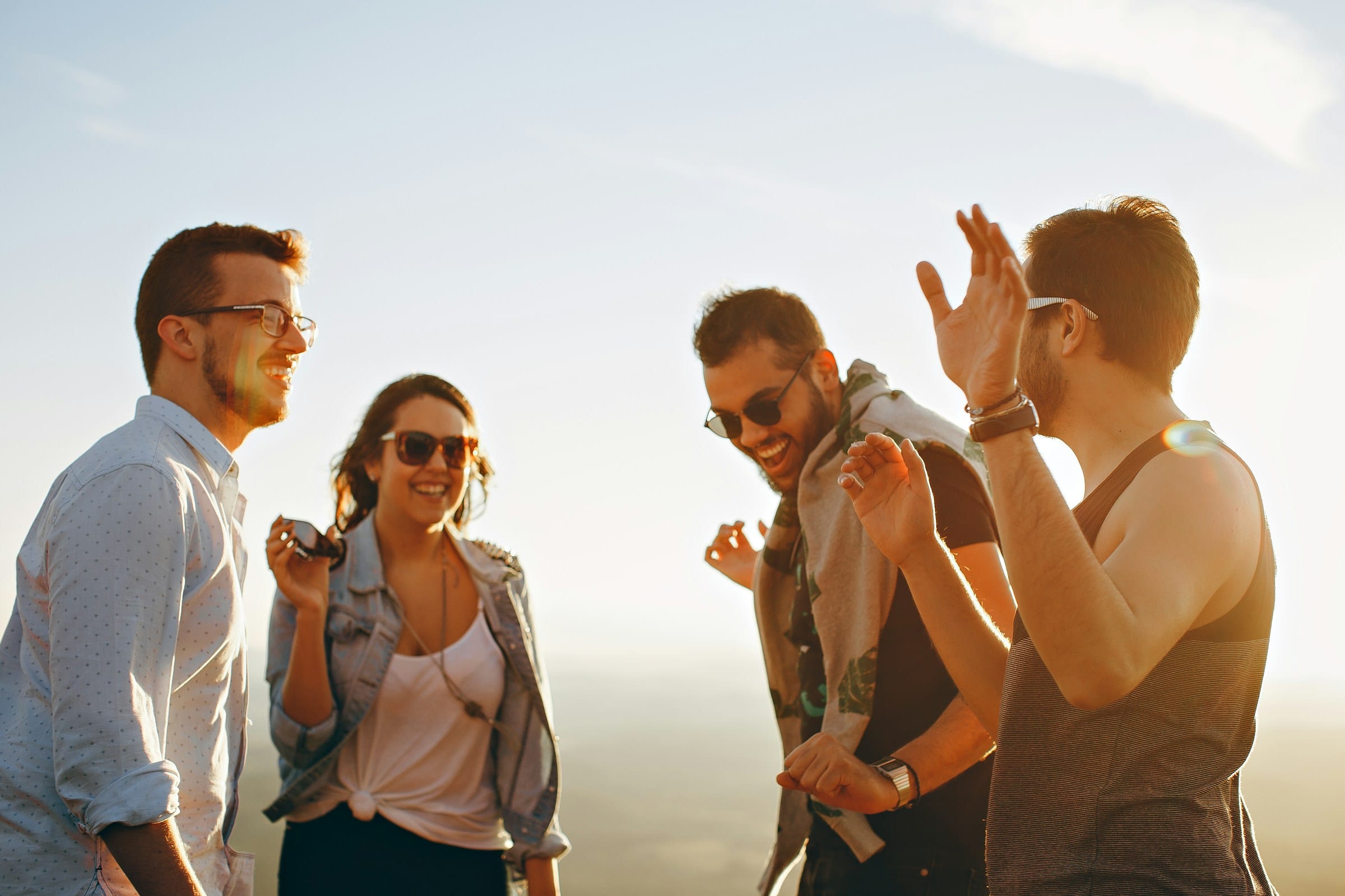 Gruppo di amici che ridono insieme all'aperto