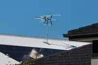 Antenna TV su un tetto contro un cielo azzurro limpido