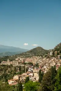 Panorama di un borgo italiano arroccato tra le colline