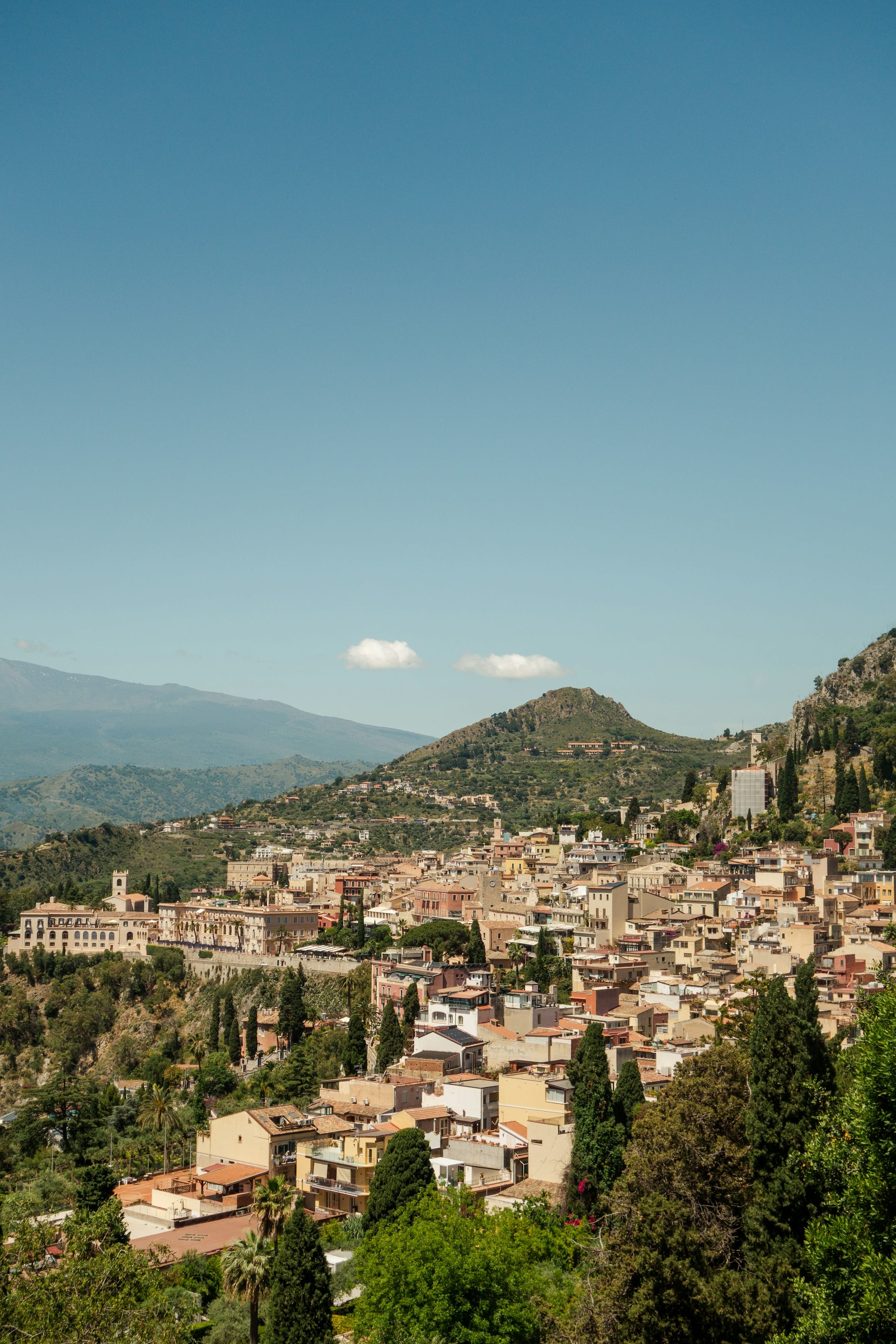 Panorama di un borgo italiano arroccato tra le colline