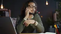 Persona al telefono in ufficio, espressione accogliente