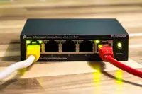 Switch di rete con cavi ethernet colorati collegati