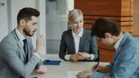 Persona d'affari che firma un contratto alla scrivania in ufficio