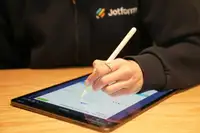 Persona che firma su un tablet con un pennino: firma digitale