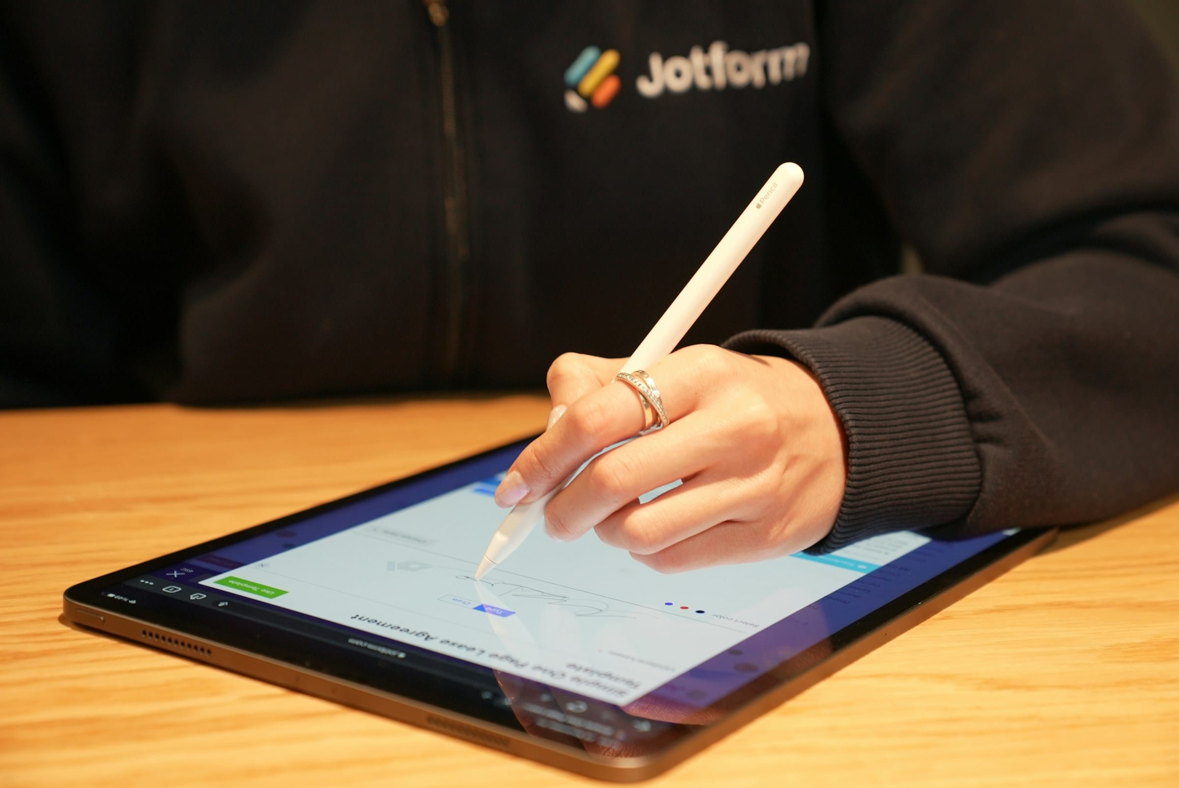 Persona che firma su un tablet con un pennino: firma digitale