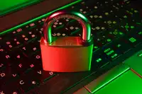 Lucchetto rosso su una tastiera di computer: sicurezza dei dati