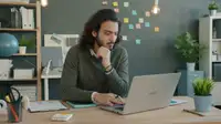 Persona al lavoro su laptop in un ufficio moderno