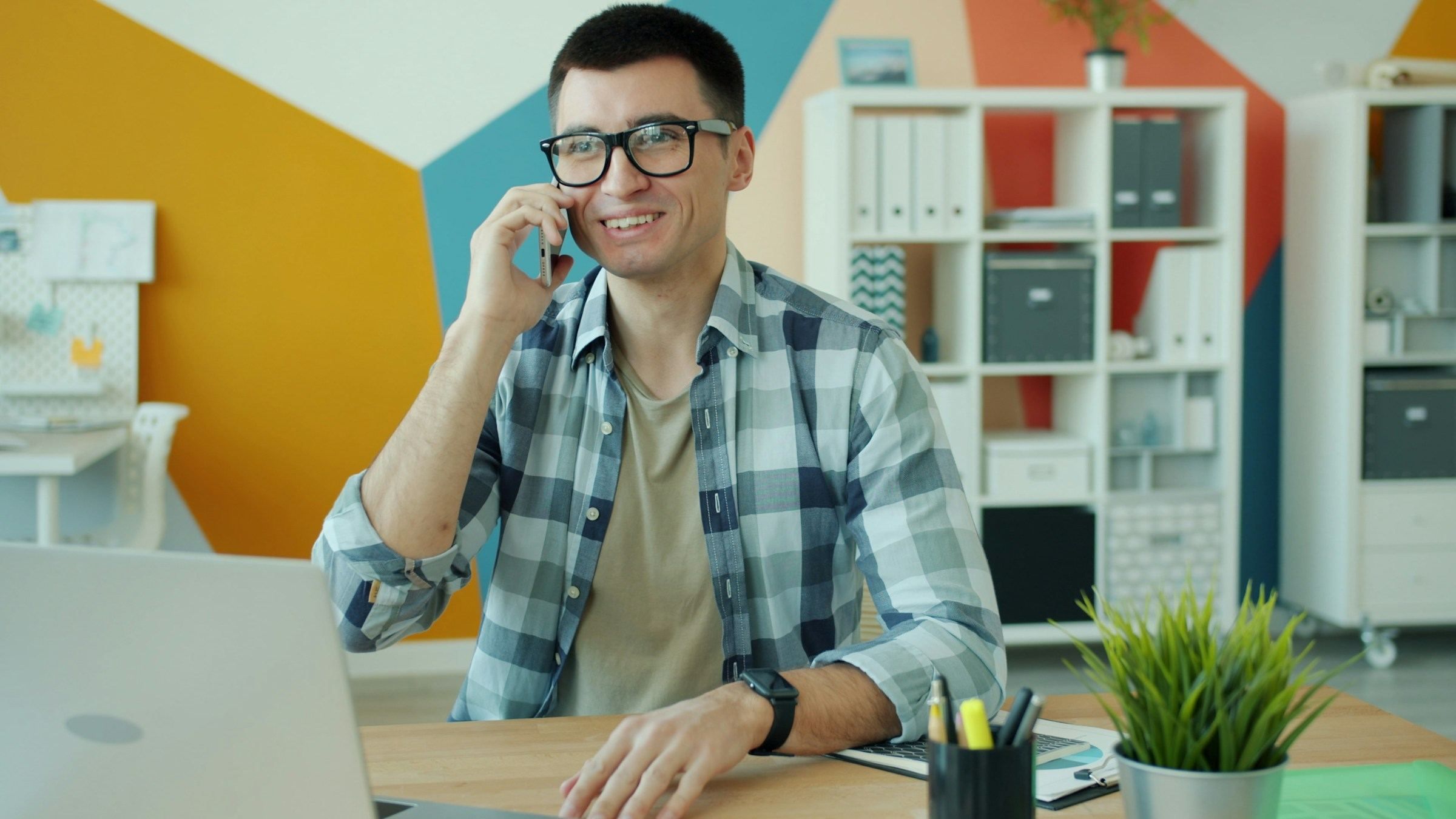 Operatore del supporto clienti al telefono mentre assiste un cliente