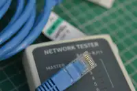 Primo piano di un tester di rete su un tavolo da lavoro