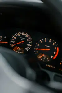 Tachimetro e contagiri di un cruscotto auto, lancette in evidenza
